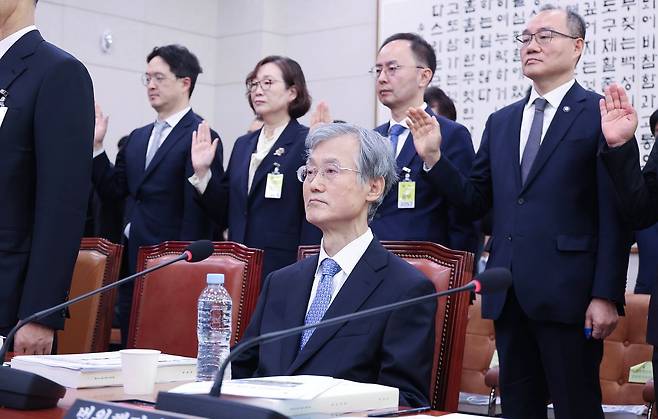 조희대 대법원장이 지난 6일 국회 법제사법위원회에서 열린 대법원과 사법연수원 등에 대한 국정감사에서 증인선서를 거부하고 자리에 앉아 있다. 임현동 기자
