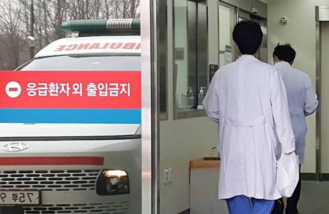 서울의 한 상급종합병원 응급의료센터에서 의료진이 이동하고 있다. 쿠키뉴스 자료사진
