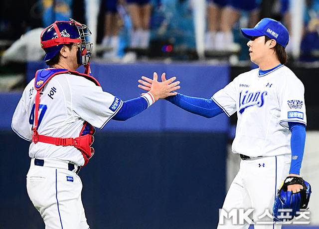 27일 오후 대구 삼성라이온즈파크에서 2026 신한 SOL KBO 포스트시즌(PS) KIA 타이거즈와 삼성 라이온즈의 플레이오프(PO·5전3선승제) 2차전이 열렸다. 이날 삼성이 8-3으로 승리하면서 시리즈를 1승1패로 원점으로 돌렸다. 9회초에 등판한 삼성 원태인이 승리를 마무리 짓고 강민호 포수와 기쁨을 나누고 있다. 사진(대구)=김영구 기자