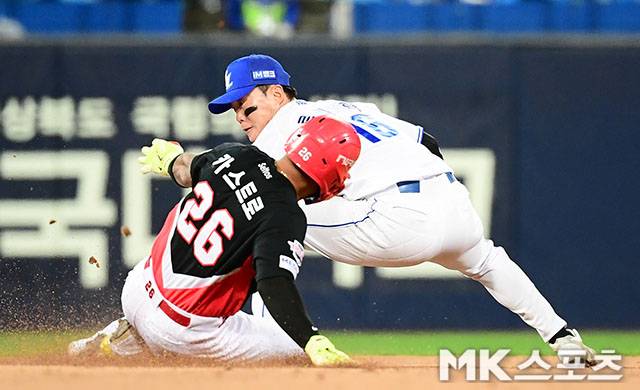 27일 오후 대구 삼성라이온즈파크에서 2026 신한 SOL KBO 포스트시즌(PS) KIA 타이거즈와 삼성 라이온즈의 플레이오프(PO·5전3선승제) 2차전이 열렸다. 6회초 2사에서 KIA 카스트로가 좌측 펜스를 맞추는 큼직한 안타를 친 후 2루를 파고들다 삼성 최형우 좌익수의 송구를 받은 류지혁 2루수에게 태그아웃당하고 있다. 사진(대구)=김영구 기자