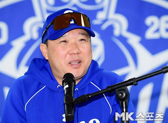 25일 오후 대구 삼성라이온즈파크에서 2026 신한 SOL KBO 포스트시즌(PS) KIA 타이거즈와 삼성 라이온즈의 플레이오프(PO·5전3선승제) 1차전이 열린다. 경기에 앞서 삼성 박진만 감독이 취재진들과 인터뷰를 갖고 있다. 사진(대구)=김영구 기자