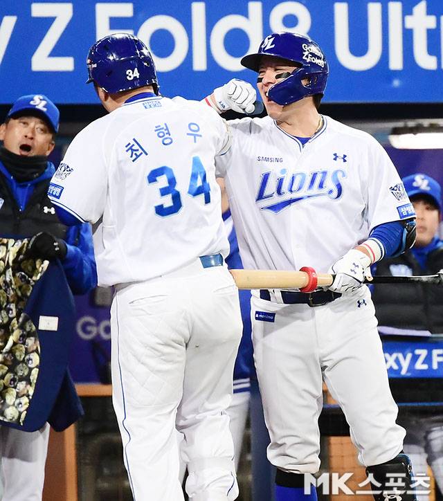 27일 오후 대구 삼성라이온즈파크에서 2026 신한 SOL KBO 포스트시즌(PS) KIA 타이거즈와 삼성 라이온즈의 플레이오프(PO·5전3선승제) 2차전이 열렸다. 7회말 1사에서 삼성 최형우가 달아나는 솔로홈런을 치고 강민호와 세리머니를 하고 있다. 사진(대구)=김영구 기자
