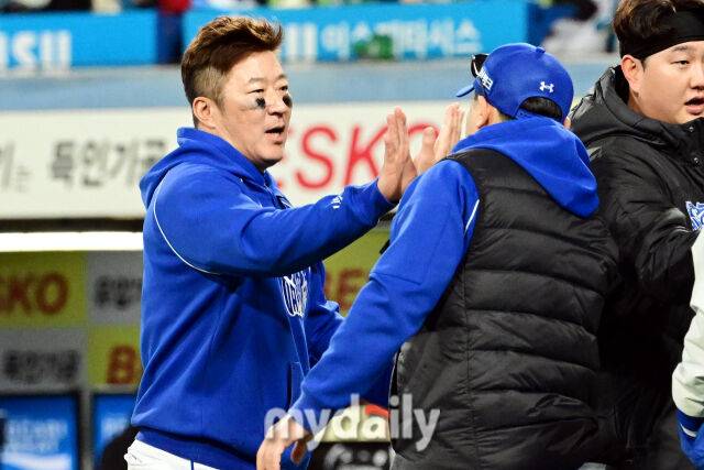 27일 오후 대구삼성라이온즈파크에서 진행된 '2026 신한 SOL KBO리그 포스트시즌' KIA 타이거즈와 삼성 라이온즈와의 플레이오프 2차전 경기. 삼성이 8-3으로 승리한 뒤 박진만 감독과 최형우가 하이파이브를 하고 있다./대구=곽경훈 기자 kphoto@mydaily.co.kr