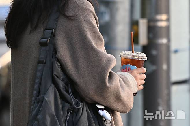 [전남광주=뉴시스] 이영주 기자 = 전남광주지역에 한파주의보가 내려진 28일 오전 전남광주 북구 오치동 한 인도에서 시민이 아이스 아메리카노를 들고 있다. 이날 오전 6시30분 기준 지역 내 주요지점 아침 최저기온은 구례 성삼재 영하 1.2도, 광주 무등산 0.9도, 구례 피아골 1.4도, 광양 백운산 2.1도, 곡성 옥과 3.1도, 나주 다도 3.5도, 고흥·담양 3.8도, 보성 4도, 영암 4.1도 등을 기록했다. 낮 최고기온도 평년보다 2~3도 떨어진 14~17도 분포를 보이겠다. 2026.10.28. leeyj2578@newsis.com