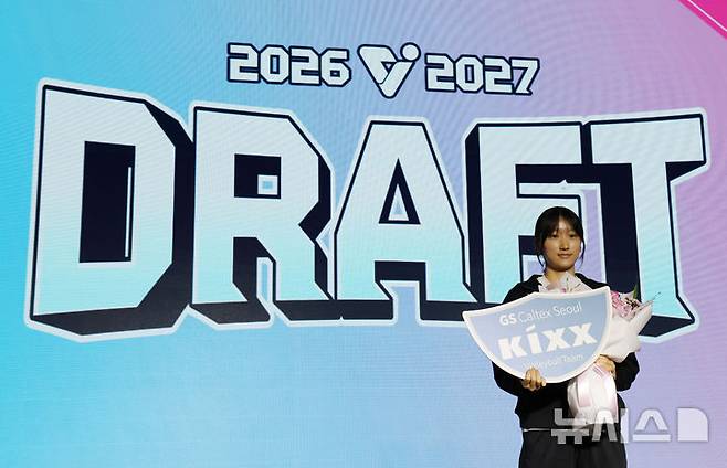 [서울=뉴시스] 박주성 기자 = 28일 오전 서울 강서구 메이필드 호텔에서 열린 2026~2027 KOVO 여자부 신인선수 드래프트에서 1라운드 7순위로 GS칼텍스 서울 Kixx에 지명된 선명여고 박은빈이 기념촬영을 하고 있다. 2026.10.28. park7691@newsis.com