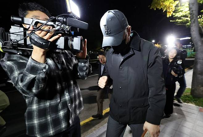 '여고생 살해범' 장윤기의 아버지 장모 경감이 28일 전남광주 동구 광주지방법원에서 열린 경찰의 부실 수사 의혹 사건 공판에 출석해 증인 신문을 받고 이동하고 있다. 연합뉴스