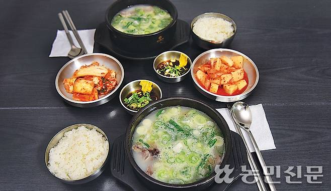 서울 동대문구 ‘옥천옥’의 설렁탕과 그 옆에 빼놓을 수 없는 밥, 김치, 고기를 찍어 먹는 간장.