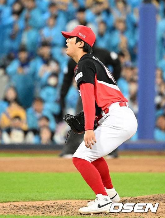 [OSEN=대구, 이대선 기자] 27일 대구삼성라이온즈파크에서 2026 신한 SOL KBO 플레이오프 2차전 삼성 라이온즈와 KIA 타이거즈의 경기가 열렸다.삼성은 아리엘 후라도, KIA는 애덤 올러가 나섰다.5회말 2사 만루에서 KIA 이의리가 삼성 최형우에게 볼넷을 허용하며 아쉬워하고 있다. 2026.10.27 /sunday@osen.co.kr