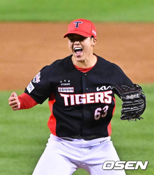 [OSEN=잠실, 박준형 기자] 20일 서울 송파구 잠실야구장에서 2026 신한 SOL KBO 준플레이오프 3차전 LG 트윈스와 KIA 타이거즈의 경기가 열렸다. 홈팀 LG는 카라스코, KIA는 시라카와를 선발투수로 내세웠다.4회말 이닝종료 후 KIA 선발투수 시라카와가 기뻐하고 있다.   2026.10.20 / soul1014@osen.co.kr