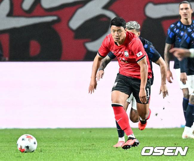 [OSEN= 서울월드컵경기장, 이대선 기자] 로베르토 모레노 감독이 이끄는 한국 축구대표팀이 28일 서울월드컵경기장에서 우루과이와 A매치 경기를 가졌다.한국은 지난 24일 오현규, 손흥민, 이동경의 연속골이 터져 에콰도르를 3-0으로 제압했다. 모레노 감독은 한국대표팀 데뷔전에서 승리를 신고했다.&nbsp;전반 한국 황희찬이 드리블 돌파를 하고 있다. 2026.09.28 / sunday@osen.co.kr
