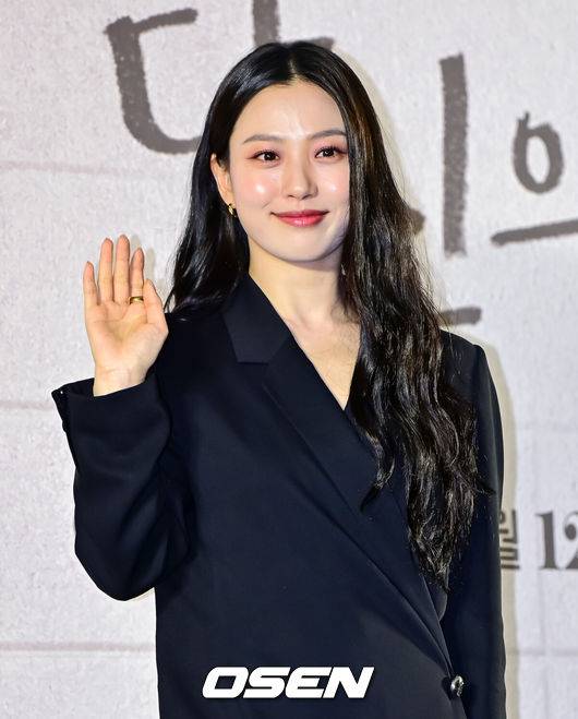 [OSEN=지형준 기자] 8일 오후 서울 상암 스탠포드 호텔 그랜드볼룸에서 지니&nbsp;TV&nbsp;오리지널 ‘당신의 맛’ 제작발표회가 열렸다.‘당신의 맛’은 식품 기업을 물려받기 위해 작은 식당을 인수 합병하는 ‘레시피 사냥꾼’이 된 재벌 상속남 한범우(강하늘 분)와 전주에서 간판도 없는 원 테이블 식당을 운영 중인 똥고집 셰프 모연주(고민시 분)의 전쟁 같은 키친 타카 성장 로맨스다.배우 고민시가 포즈를 취하고 있다. 2025.05.08 /jpnews@osen.co.kr