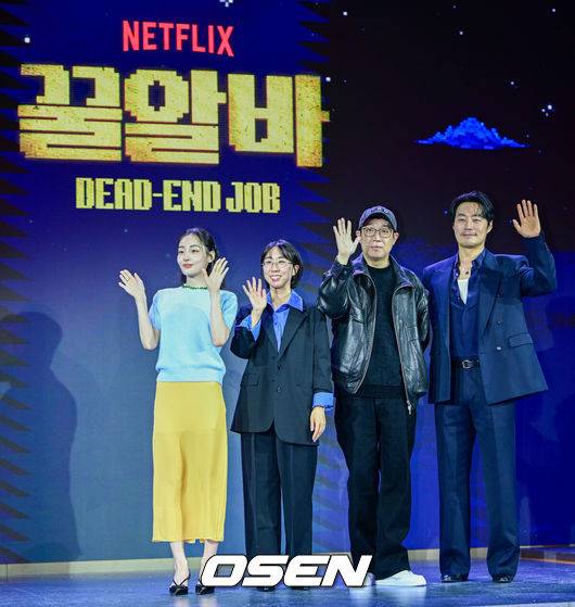 [OSEN=최규한 기자] 28일 서울 여의도동 페어몬트 앰배서더에서 넷플릭스 시리즈 ‘꿀알바’ 제작발표회가 열렸다.‘꿀알바’는 시급 50배부터 시작하는 ‘꿀알바’만을 소개하는 이상한 인력사무소를 배경으로, 청년 혁준(이재욱 분)이 악몽 같은 노동 현장에 투입되면서 펼쳐지는 생계형 밥벌이 호러 시리즈다.&nbsp;배우 김민하, 김다민 감독, 한준희 기획총괄, 이희준(왼쪽부터)가 포토타임을 하고 있다. 2026.10.28 / dreamer@osen.co.kr