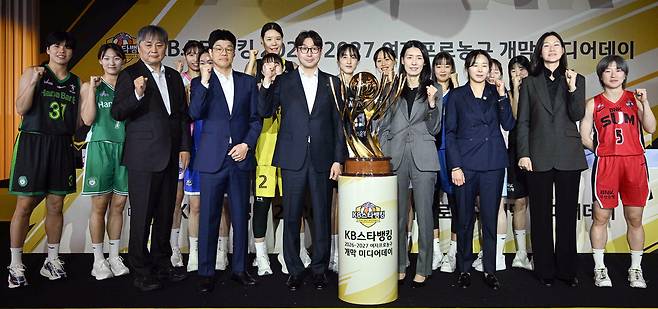 여자프로농구(WKBL) 감독과 선수들이 27일 서울 강남구 호텔리베라에서 열린 KB스타뱅킹 2026~2027시즌 개막 미디어데이에서 기념촬영을 하고 있다. WKBL 제공