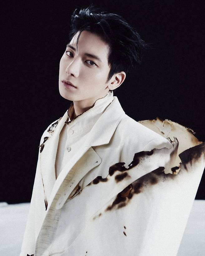 The group Tomorrow X Together (Soobin, Yeonjun, Beomgyu, Taehyun, and Hueningkai) unveiled the second set of concept photos for their 9th mini album, PERFECT STORM, via their official social media on the 28th. The newly released EYE OF THE STORM version captures the five members maintaining their composure amidst a chaotic situation.The most striking feature of the photo is the contrast between the static members and the dynamic figures around them. While people dressed in black move like a rough wind, Tomorrow X Together stands at the center of the storm, gazing straight ahead.The members clothing bears traces that appear to be blackened by soot. Although they look as if they have passed through a fierce wind, their expressions remain calm. This visually conveys the message that they will stick to their own path rather than being swept away by the surrounding commotion.The atmosphere is distinctly different from the previously released RIDE THE STORM version. While the first concept expressed surrendering to the storm and embracing change, this time the focus is on the stillness encountered in the very center of it. In particular, the constantly moving figures in black symbolize emotions intertwined with anxiety, anticipation, and change. The sight of the five members standing firm amidst this hints at the story of youth that the new album will capture.In this new release, Tomorrow X Together deals with the emotions of youth in a more realistic way. The story of Generation Z, who have moved past the fantasies and wanderings of their teenage years to face the weight of life, runs throughout the entire album.The six tracks capture the pain felt in repetitive daily life, the yearning for change, and the determination to move forward even amidst anxiety. A distinctive feature is the use of the image of a storm to express the complex emotions of youth.The title track, Angel Bite, speaks of love within this flow. It is a song that expresses the desire to be with a precious person despite the fact that this is not always a beautiful time, foreshadowing Tomorrow X Togethers signature emotional love song.Reactions from global fans regarding the comeback are also continuing. PERFECT STORM has surpassed 300,000 pre-saves on Spotify and topped the Top 10 Countdown for three consecutive days from the 26th to the 28th.Meanwhile, Tomorrow X Together will unveil their third concept photo, HOLDING THE STORM, on the 30th. They will continue their comeback preparations by releasing the PERFECT STORM IN MOTION video on the 31st and an album preview on November 5th. Their 9th mini album, PERFECT STORM, will be released on November 16 at 6 p.m.