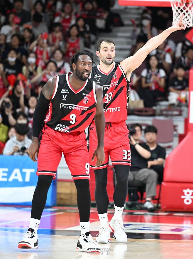 정관장 외국인 선수 존 무니(오른쪽)와 데이본 리드 | KBL 제공