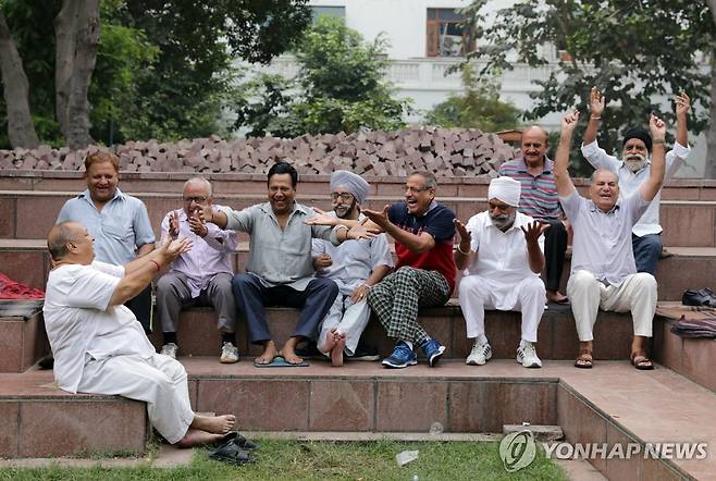 공원에서 웃음 치료를 연습하는 인도 노인들 [EPA=연합뉴스 자료사진. 재판매 및 DB 금지]