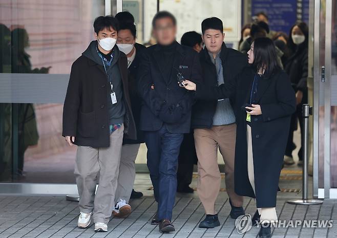 영장실질심사 마친 색동원 시설장 김모씨 (서울=연합뉴스) 김성민 기자 = 생활지도 등을 빌미로 여성 장애인들과 강제 성관계를 맺거나 유사 성행위를 강요한 혐의 등(성폭력처벌법상 장애인피보호자 간음 등·장애인복지법상 폭행)을 받는 중증장애인 거주시설 색동원 시설장 김모씨가 구속 전 피의자 심문(영장실질심사)를 마치고 19일 서울 서초구 서울중앙지방법원을 나서고 있다. 2026.2.19 ksm7976@yna.co.kr
