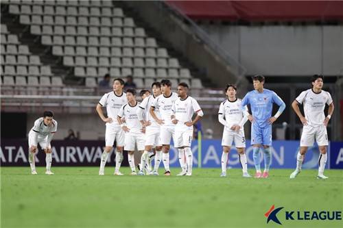 가시마전 완패 후 아쉬워 하는 포항 선수들. [한국프로축구연맹 제공. 재판매 및 DB 금지]