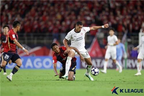 가시마전에서 경합하는 포항 조르지(오른쪽). [한국프로축구연맹 제공. 재판매 및 DB 금지]