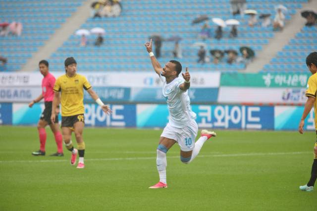 프로축구 K리그2 대구FC 세라핌이 지난 24일 순천팔마종합경기장에서 열린 전남 드래곤즈와의 경기에서 선제골을 넣고 기뻐하고 있다. 대구FC 제공