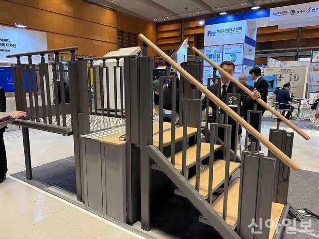 2026 건축산업대전에 전시된 휠체어 리프트. [사진=서종규 기자]