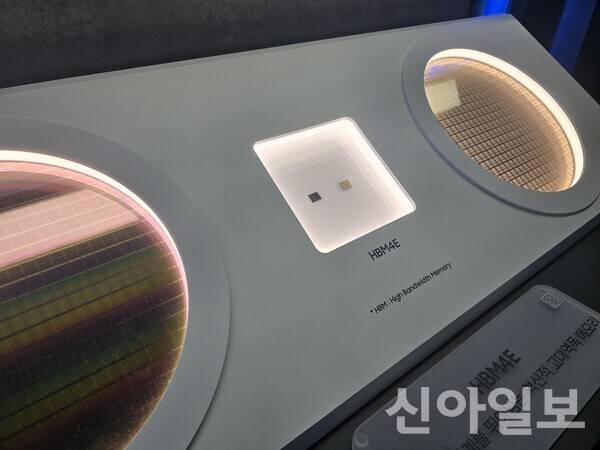 삼성전자가 14일 서울 강남구 코엑스에서 열린 'SEDEX 2026'에서 전시한 HBM4E 제품과 4나노 로직 베이스다이.&nbsp; [사진=김종성 기자]