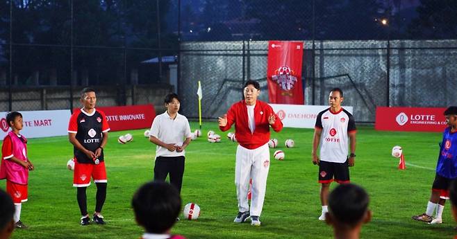 롯데그룹이 인도네시아에서 신태용 감독을 특별 코치로 초빙해&nbsp;유소년 축구 사회공헌 프로그램