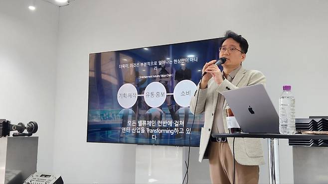 남궁 대표는 콘텐츠의 글로벌 확장에서 유통과 마케팅 전략이 차지하는 비중도 강조했다. 좋은 작품을 만드는 것만으로는 충분하지 않으며, 목표 시장의 특성과 소비 방식에 맞춰 콘텐츠가 이용자에게 전달되는 과정을 설계해야 한다는 것이다. (사진=테크42)
