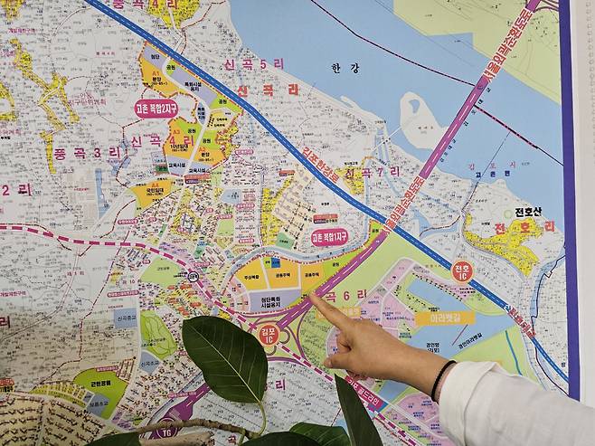 29일 김포시 고촌읍의 한 공인중개업소 관계자가 개발 예정지 일대를 손가락으로 가리키고 있다.(사진=김은경 기자)