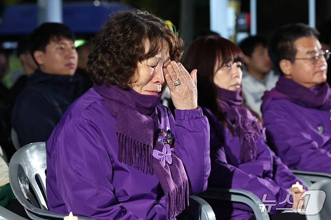 10·29 이태원 참사 4주기인 29일 오후 서울 용산구 녹사평역 사거리 광장에서 열린 추모 메시지 낭독문화제 ‘당신을 만나게 하는 말들’에서 유가족이 눈시울을 붉히고 있다. 2026.10.29 ⓒ 뉴스1 이종수 기자