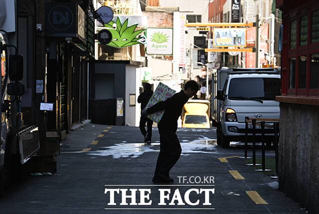 음식점 관계자가 주류 박스를 옮기고 있다.