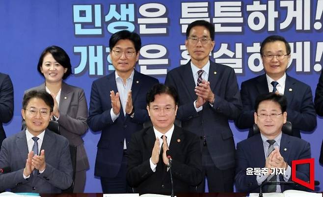 29일 국회 의원회관에서 열린 '기후환경노동위 현안 관련 당정'에서 김영훈 고용노동부 장관과 김정호 기후노동위원장 등 참석자들이 기념촬영을 하고 있다. 2026.10.29 윤동주 기자