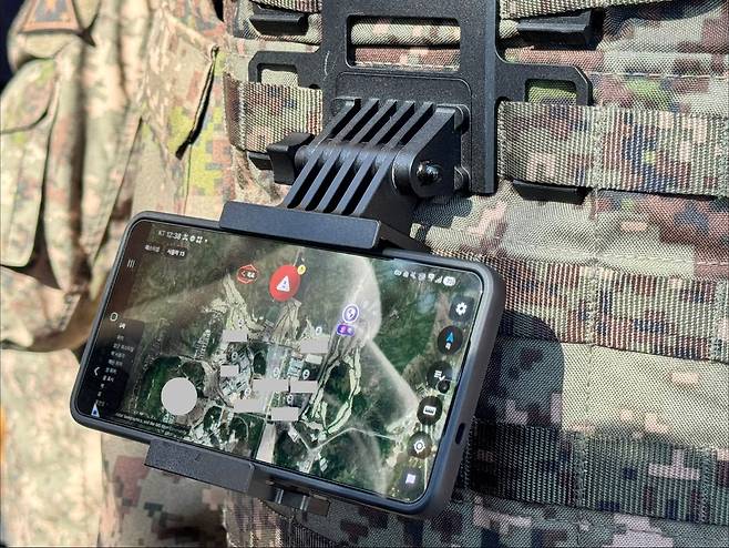 육군이 정보화주요 정책으로 소개한 '군용 스마트 단말기(Tactical Edition). 아군과 적군의 위치를 파악, 전송할 수 있다. ⓒ이바름 기자
