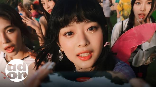 사진=‘ETA’ 뮤직비디오 캡처