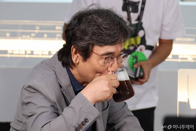 [서울=뉴시스] 고승민 기자 = 유시민 작가가 25일 서울 코엑스에서 열린 2026 서울국제도서전 돌베개X평산책방 부스에서 문재인 전 대통령과 북 토크를 하기 전 음료를 마시고 있다. 2026.06.25. kkssmm99@newsis.com /사진=고승민