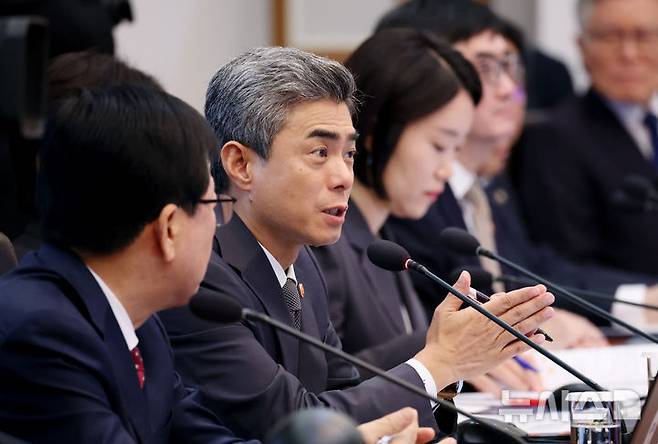 [서울=뉴시스] 조성봉 기자 = 강신철 국방부 장관이 27일 청와대에서 열린 국무회의에 참석해 이재명 대통령의 질의에 답하고 있다. 2026.10.27. suncho21@newsis.com
