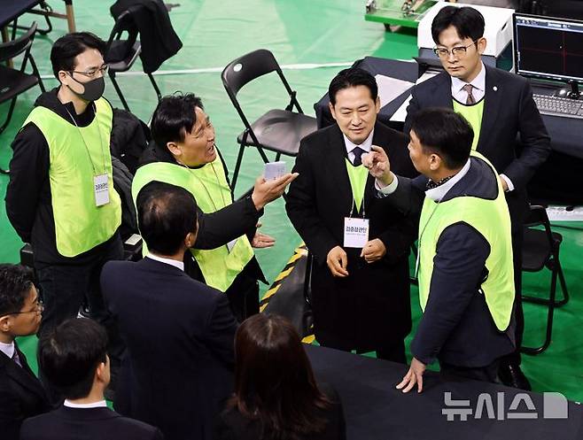 [서울=뉴시스] 사진공동취재단 = 장동혁 국민의힘 대표와 국민의힘 검증참관인이 28일 오전 서울 송파구 올림픽공원 핸드볼경기장 앞에서 열린 선관위 특검 올림픽공원 현장 검증에서 이태한 선거관리위원회 특별검사에게 항의하고 있다. 2026.10.28. photo@newsis.com