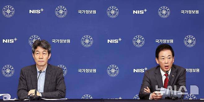 [서울=뉴시스] 국회사진기자단 = 국회 정보위원회 여야 간사인 윤건영(왼쪽) 더불어민주당 의원과 유영하 국민의힘 의원이 29일 서울 국가정보원 청사에서 열린 국회 정보위원회의 국가정보원에 대한 국정감사가 정회된 뒤 브리핑하고 있다. 2026.10.29. photo@newsis.com