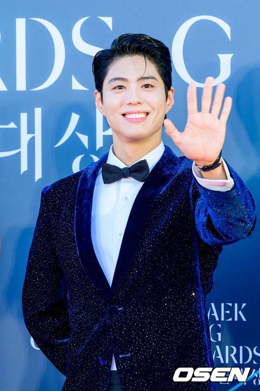 [OSEN=박준형 기자] 8일 오후 서울 삼성동 코엑스에서 ‘제62회 백상예술대상’ 시상식이 진행됐다.여덟 번째 호흡을 맞추는 3명의 MC&nbsp;신동엽·수지·박보검이 올해도 시상식 진행을 맡았다.  영화 부문에선 ‘왕과 사는 남자’(감독&nbsp;장항준)와 ‘어쩔수가없다’(감독&nbsp;박찬욱)가 치열하게 경쟁을 벌이고, 방송 부문에서도 여러 쟁쟁한 후보들이 수상 여부를 두고 각축을 벌인다.배우 박보검이 포즈를 취하고 있다.  2026.05.08 / soul1014@osen.co.kr