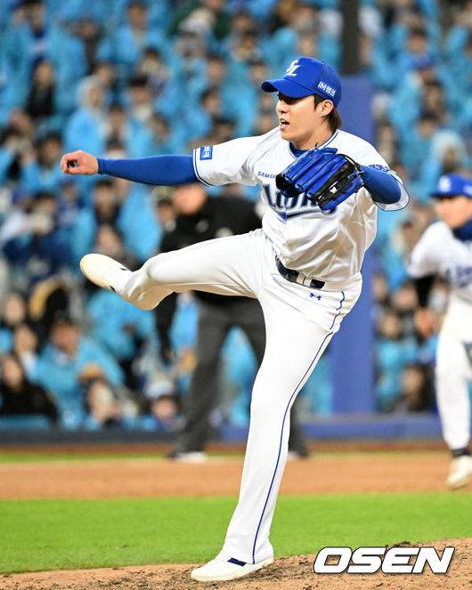 [OSEN=대구, 이대선 기자] 삼성은 27일 대구 삼성라이온즈파크에서 열린 KIA와의 2026 신한 SOL KBO 플레이오프 2차전에서 8-3으로 승리했다.1차전에서 1-5로 패했던 삼성은 시리즈 전적 1승 1패로 균형을 맞췄다.9회초 삼성 원태인이 역투하고 있다. 2026.10.27 /sunday@osen.co.kr