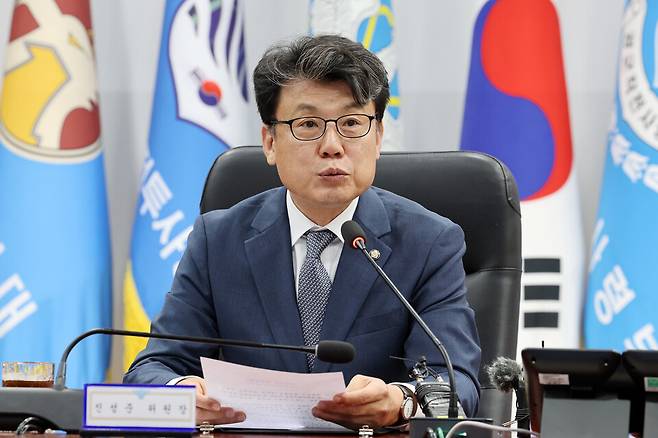 15일 오전 전남광주 광산구 제1전투비행단에서 열린 국회 국방위원회 국정감사 현장 시찰에서 진성준 위원장이 모두 발언을 하고 있다. ⓒ연합뉴스