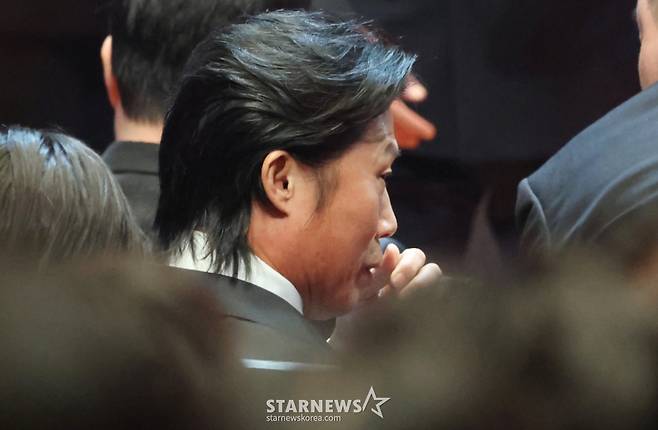 (서울=뉴스1) 권현진 기자 = 대통령 표창을 받는 배우 유해진이 29일 오후 서울 중구 국립극장 해오름극장에서 열린 '2026 대한민국 대중문화예술상 시상식‘에 참석해 의자에 앉아있다. 2026.10.29/뉴스1  Copyright (C) 뉴스1. All rights reserved. 무단 전재 및 재배포,  AI학습 이용 금지. /사진=(서울=뉴스1) 권현진 기자