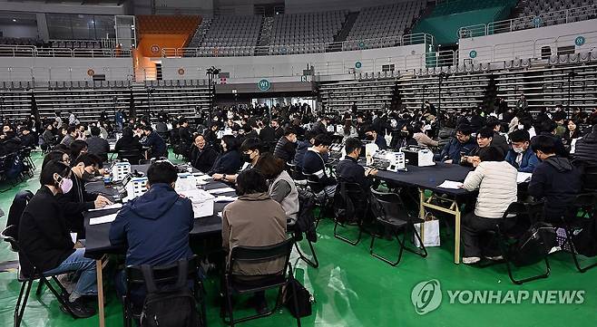 현장 검증 준비하는 관계자들 (서울=연합뉴스) 28일 선관위 특검의 6·3 지방선거 투표용지 공개검증이 열리는 서울 송파구 올림픽공원 핸드볼경기장에서 관계자들이 현장 검증을 준비하고 있다. 2026.10.28 [사진공동취재단] photo@yna.co.kr