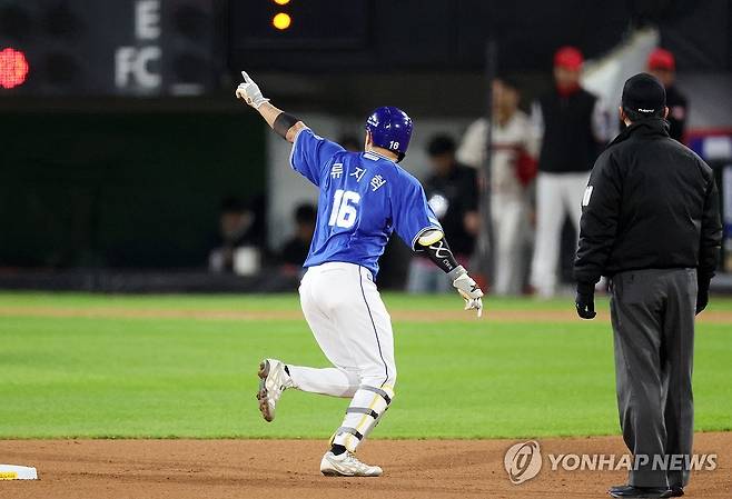 역전 투런 뒤 더그아웃 향해 세리머니 (전남광주=연합뉴스) 민현기 기자 = 29일 전남광주 기아챔피언스필드에서 열린 프로야구 2026 포스트시즌 플레이오프 3차전 삼성 라이온즈와 KIA 타이거즈의 경기. 삼성 류지혁이 5회초 1사 1루에 역전 2점 홈런을 터뜨린 뒤 더그아웃을 향해 세리머니를 하고 있다. 2026.10.29 mhk0226@yna.co.kr
