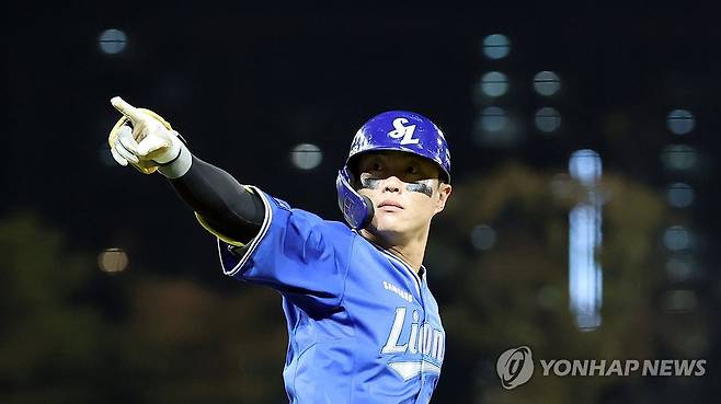 '사자의 반격이 시작된다' (전남광주=연합뉴스) 한종찬 기자 = 29일 전남광주통합특별시 광주기아챔피언스필드에서 열린 2026 프로야구 플레이오프 3차전 KIA 타이거즈와 삼성 라이온즈의 경기. 5회초 1사 1루 삼성 류지혁이 2점 홈런을 친 뒤 그라운드를 돌고 있다. 2026.10.29 saba@yna.co.kr