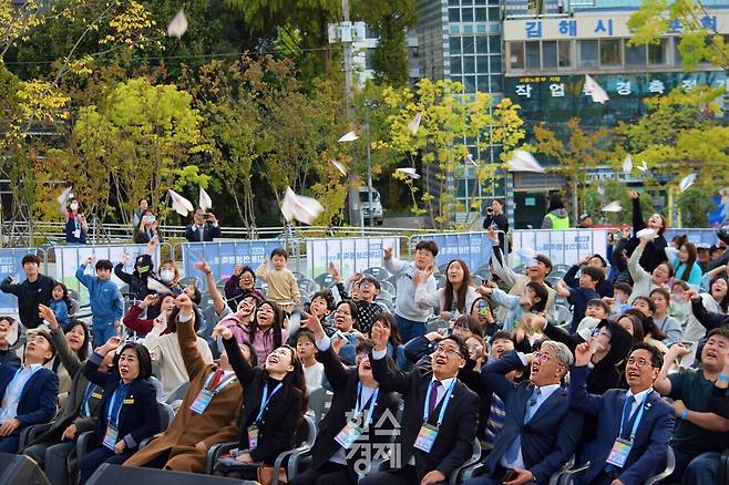 30일 김해시 공설운동장에서 '2026 김해의생명축제' 에 조종현 김해시의회 의장, 김해시의회 시의원들이 총 출동해 정영두 시장과 시민들이 함께했다.&nbsp; 사진=이화랑 기자