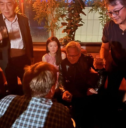 젠슨 황 엔비디아 최고경영자(CEO·가운데)가 2024년 6월 대만 타이베이의 한 술집에서 중국 정보기관 협력 의혹을 받는 앨리스 황(뒷줄 왼쪽)과 함께 술자리를 갖고 있다. ⓒ나우뉴스 홈페이지 캡처