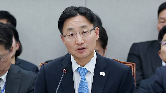 국정감사 질의에 답변하는 임광현 대통령 비서실장