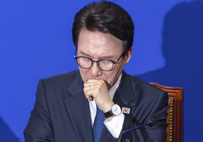 김민석 더불어민주당 대표가 지난 28일 국회에서 열린 최고위원회의에서 한병도 원내대표의 발언을 듣다 생각에 잠겨 있다. [연합뉴스]