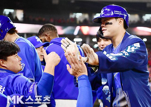 29일 오후 광주-기아챔피언스필드에서 2026 신한 SOL KBO 포스트시즌(PS) 삼성 라이온즈와 KIA 타이거즈의 플레이오프(PO·5전3선승제) 3차전이 열렸다. 5회초 1사 1루에서 삼성 류지혁이 승부를 뒤집는 역전 투런홈런을 치고 더그아웃 동료들과 기뻐하고 있다. 사진(광주)=김영구 기자